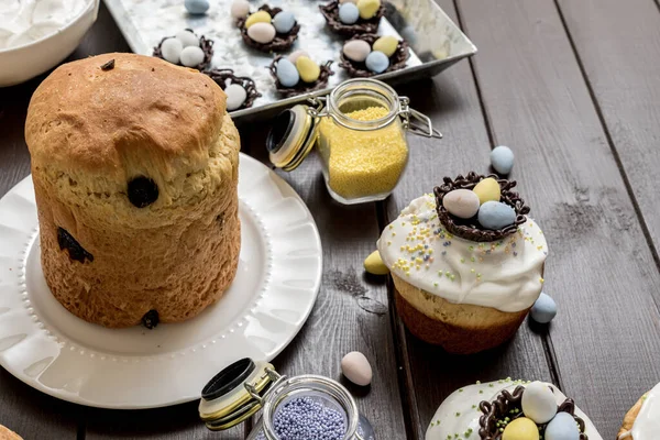 Bolo de Páscoa e ovos decoração tradicional e atributos ingredientes — Fotografia de Stock