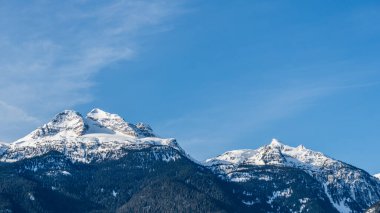 Güzel kar kaplı Columbia Dağları Britanya Kolumbiyası Kanada 'da mavi gökyüzüne karşı