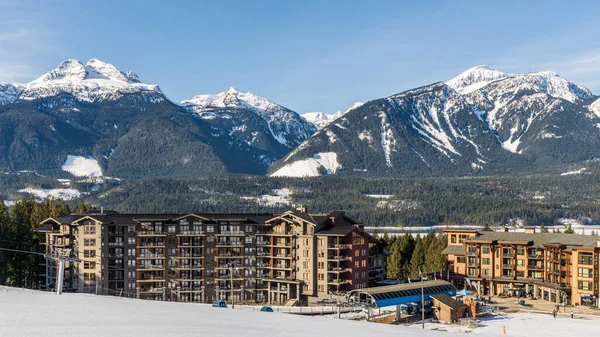 REVELSTOKE, CANADA - 2021年3月16日：Revelstoke山地滑雪胜地全景 — 图库照片