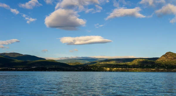 Bella mattinata estiva tranquilla sul lago con nuvole sul cielo — Foto Stock