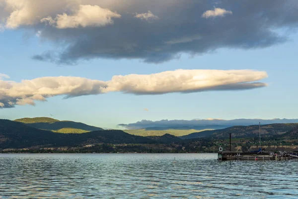 PENTICTON, CANADA - 04 LUGLIO 2020: paesaggio lacustre con barche a vela mattina tranquilla con cielo nuvoloso — Foto Stock