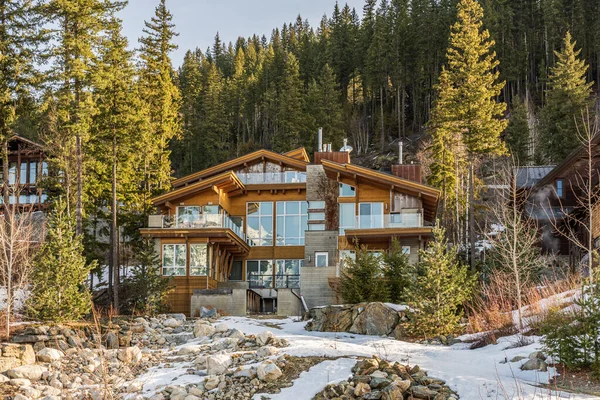 Revelstoke Canadá Marzo 2021 Casa Madera Montaña Bosque Entre Árboles — Foto de Stock