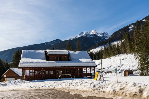 Revelstoke Canada Mars 2021 Revelstoke Nordic Lodge Snö Med Fjäll — Stockfoto