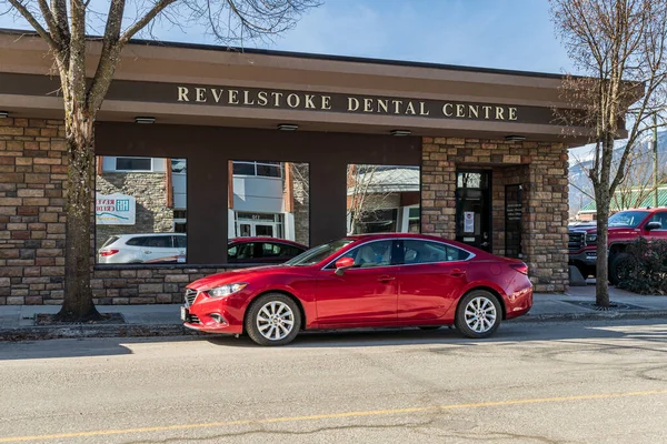 Revelstoke Canadá Marzo 2021 Hermosa Mazda Roja Estacionamiento Junto Edificio — Foto de Stock