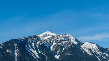 Güzel kar kaplı Columbia Dağları Britanya Kolumbiyası Kanada 'da mavi gökyüzüne karşı.