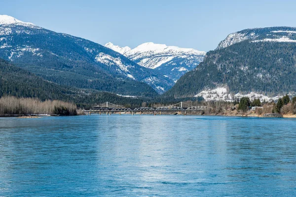 Ponte Sobre Rio Columbia Com Neve Nas Montanhas Céu Azul — Fotografia de Stock