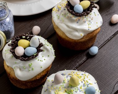 Koyu arkaplanda geleneksel Paskalya pastaları ve şekerli yumurtalar ev yapımı pastalar..