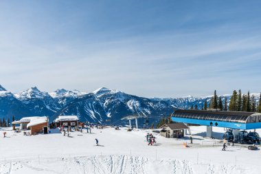 REVELSTOKE, CANADA - 16 Mart 2021: Revelstoke Dağ Kayak Merkezi.