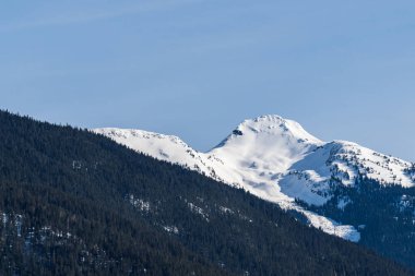 Güzel kar kaplı Columbia Dağları Britanya Kolumbiyası Kanada 'da mavi gökyüzüne karşı.