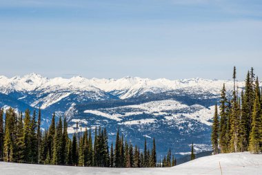 Büyük dağ vadisinden manzara soğuk ve güneşli bir gün Güzel İngiliz Kolombiyası.