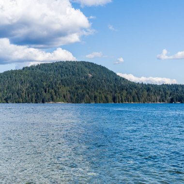 Kuzey Vancouver 'dan Hint Kolu' na bakın. Kanada güneşli bir bahar günü. Mavi gökyüzünde beyaz bulutlar..