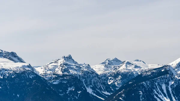Smukke Snedækkede Columbia Mountains Mod Den Blå Himmel British Columbia - Stock-foto