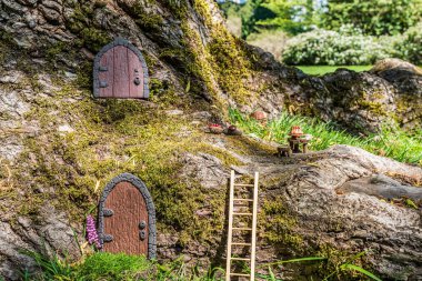Peri evi ya da elf evi ağaçta polimer kil ve diğer minyatürlerden yapılmış küçük kapılar..