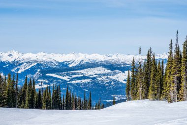 Büyük dağ vadisinden manzara soğuk ve güneşli bir gün Güzel İngiliz Kolombiyası.