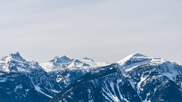 Belas Montanhas Columbia Cobertas Neve Contra Céu Azul Colúmbia Britânica — Fotografia de Stock