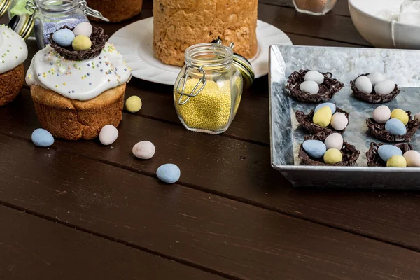 Several Traditional Easter Cakes Candy Eggs Dark Background Decorated Homemade — Stock Photo, Image