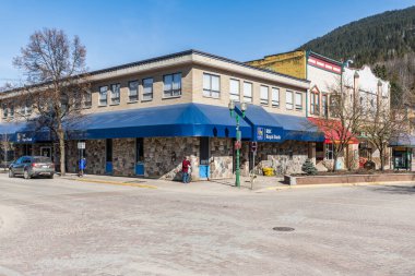 REVELSTOKE, CANADA - 17 Mart 2021: Güneşli bahar gününde RBC Bank 'ın küçük bir kasabadaki inşaat caddesi.