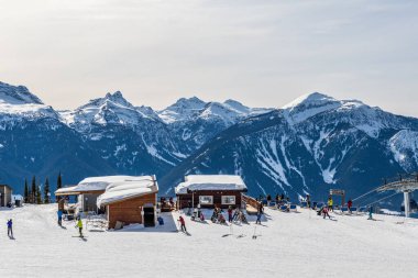 REVELSTOKE, CANADA - 17 Mart 2021: Kayak pisti kablo kaldırma istasyonundaki insanlar.