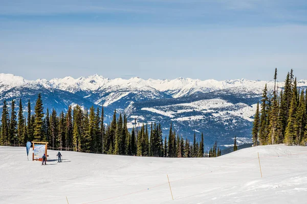 Revelstoke Canada 2021年3月17日 雪地里的山地度假胜地 早春美丽的冬季风景 有滑雪道 — 图库照片