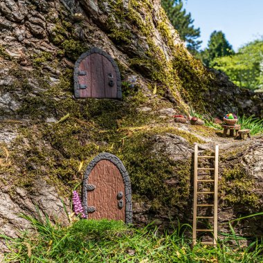 Ağaç kökleri üzerinde minyatür piknik. Çamurdan yapılmış doğa yiyeceği..