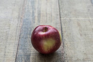 Tahta masa başı meyve diyetinde bir taze kırmızı elma..