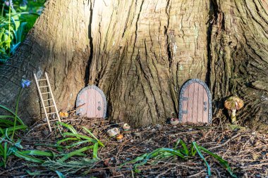 Polimer kil perili evden yapılmış sepetlerde küçük peri kapıları ve minyatür mantarlar..