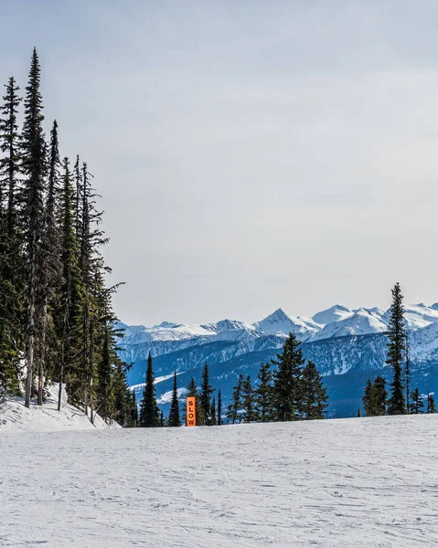 Skidanläggning Spår Täckt Snö Och Långsam Skylt Revelstoke Brittisk Columbia — Stockfoto