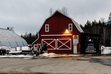 REVELSTOKE, CANADA - 14 Mart 2021: Küçük bir kasabadaki büyük sanayi ve ticari depo mülkü.