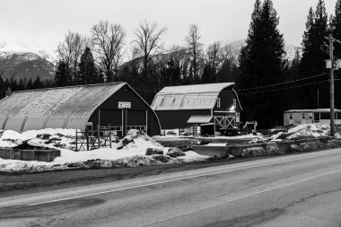 REVELSTOKE, CANADA - 14 Mart 2021: küçük bir kasabada siyah beyaz büyük sanayi ve ticari depo