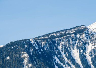 Üstünde kar olan yüksek dağlar açık mavi gökyüzü Britanya Kolumbiyası Kanada.