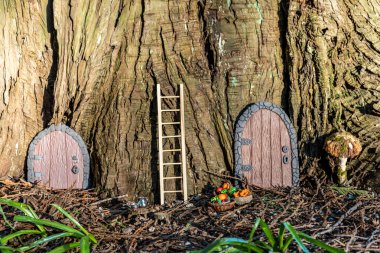 Küçük peri kapıları, minyatür mantarlar ve polimer kilden yapılmış sepetler..