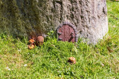 Büyük taş fantezi dünyasında peri evi kapısı