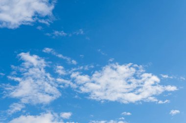 Yazın mavi gökyüzünde beyaz bulut