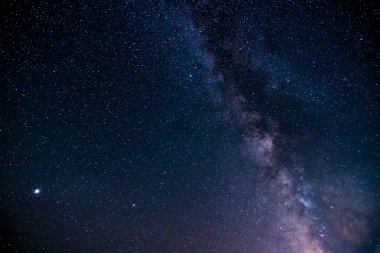 Galaksi yıldızlarıyla dolu gece gökyüzü koyu mavi alan arkaplanı.