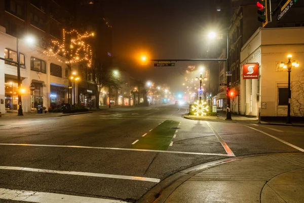 NUEVO WESMINSTER, CANADÁ - 24 DE DICIEMBRE DE 2020: noche calle de la ciudad con iluminación nebulosa mañana. —  Fotos de Stock