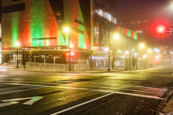 NUEVO WESMINSTER, CANADÁ - 24 DE DICIEMBRE DE 2020: noche calle de la ciudad con iluminación nebulosa mañana. Fotos de stock