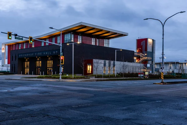 RICHMOND, CANADA - DEZEMBRO 06, 2020: Edifício Brighouse Fire Hall durante o crepúsculo. — Fotografia de Stock