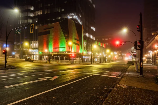 NOVO WESMINSTER, CANADA - 24 DE DEZEMBRO DE 2020: rua noturna com iluminação nebulosa matutina. — Fotografia de Stock