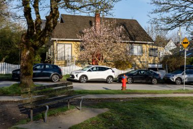 VANCOUVER, CANADA - Nisan 04, 2025: Vancouver, British Columbia 'da araba ve özel ev.