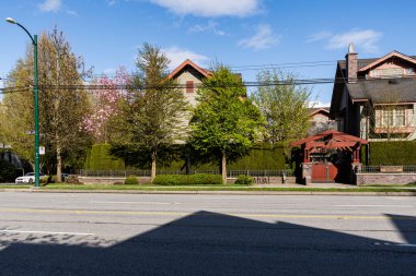 VANCOUVER, Kanada - 10 Nisan 2025: Oak caddesindeki yeni kasaba evleri