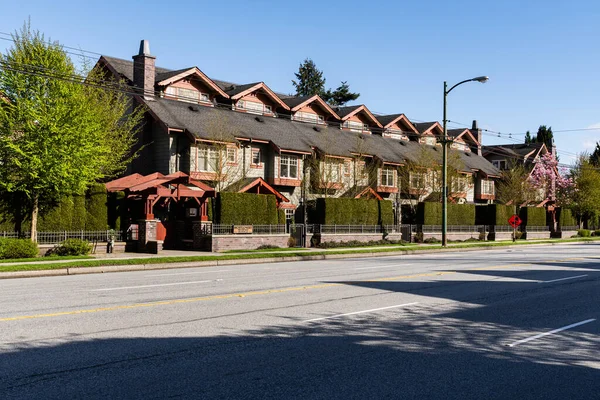 VANCOUVER, Kanada - 10 Nisan 2025: Oak caddesindeki yeni kasaba evleri