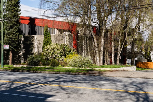 VANCOUVER, Kanada - 10 Nisan 2025: Oak caddesindeki yeni kasaba evleri