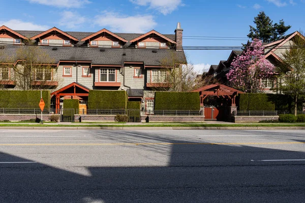 VANCOUVER, Kanada - 10 Nisan 2025: Oak caddesindeki yeni kasaba evleri