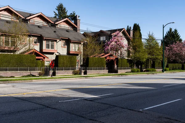 VANCOUVER, Kanada - 10 Nisan 2025: Oak caddesindeki yeni kasaba evleri