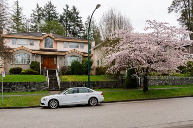 VANCOUVER, CANADA - 08 Nisan 2025: Vancouver, British Columbia 'da araba ve özel ev.