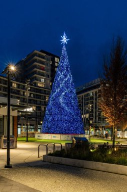 RICHMOND, CANADA - 09 Aralık 2025: CF Richmond Merkezi 'nde süper yüksek teknoloji 25 metrelik Noel ağacı.