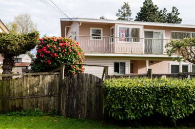 RICHMOND, CANADA - 19 Nisan 2025: Modern sürdürülebilir özel evleri, yeşil kentsel manzarası olan bir yerleşim alanı