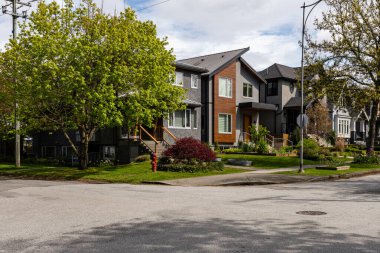 VANCOUVER, CANADA - 20 Nisan 2025: Şehir yerleşim yerlerindeki modern şehir.