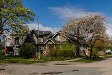 VANCOUVER, CANADA - 20 Nisan 2025: Şehir yerleşim yerlerindeki modern şehir.
