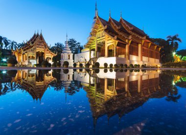 Phra singh Tapınağı twilight saat viharn lai kam wat phra singh chiang Mai eski şehir merkezi Batı kesiminde yer alır.
